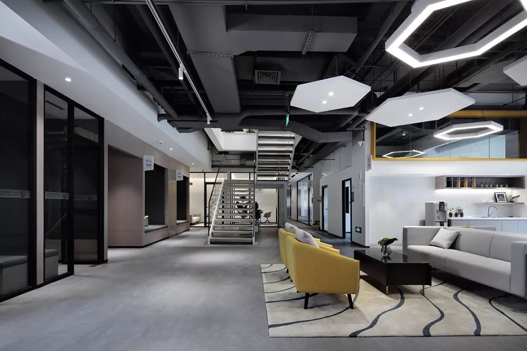 上海辦公空間設計裝修：多層次多功能的智慧辦公系統，滿足人文關懷之外的功能考量。
