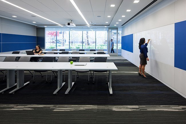 辦公室空間設計：創造了一個充滿光線和單色的辦公空間