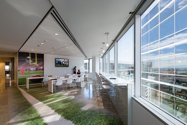 辦公室空間設計：創造了一個充滿光線和單色的辦公空間